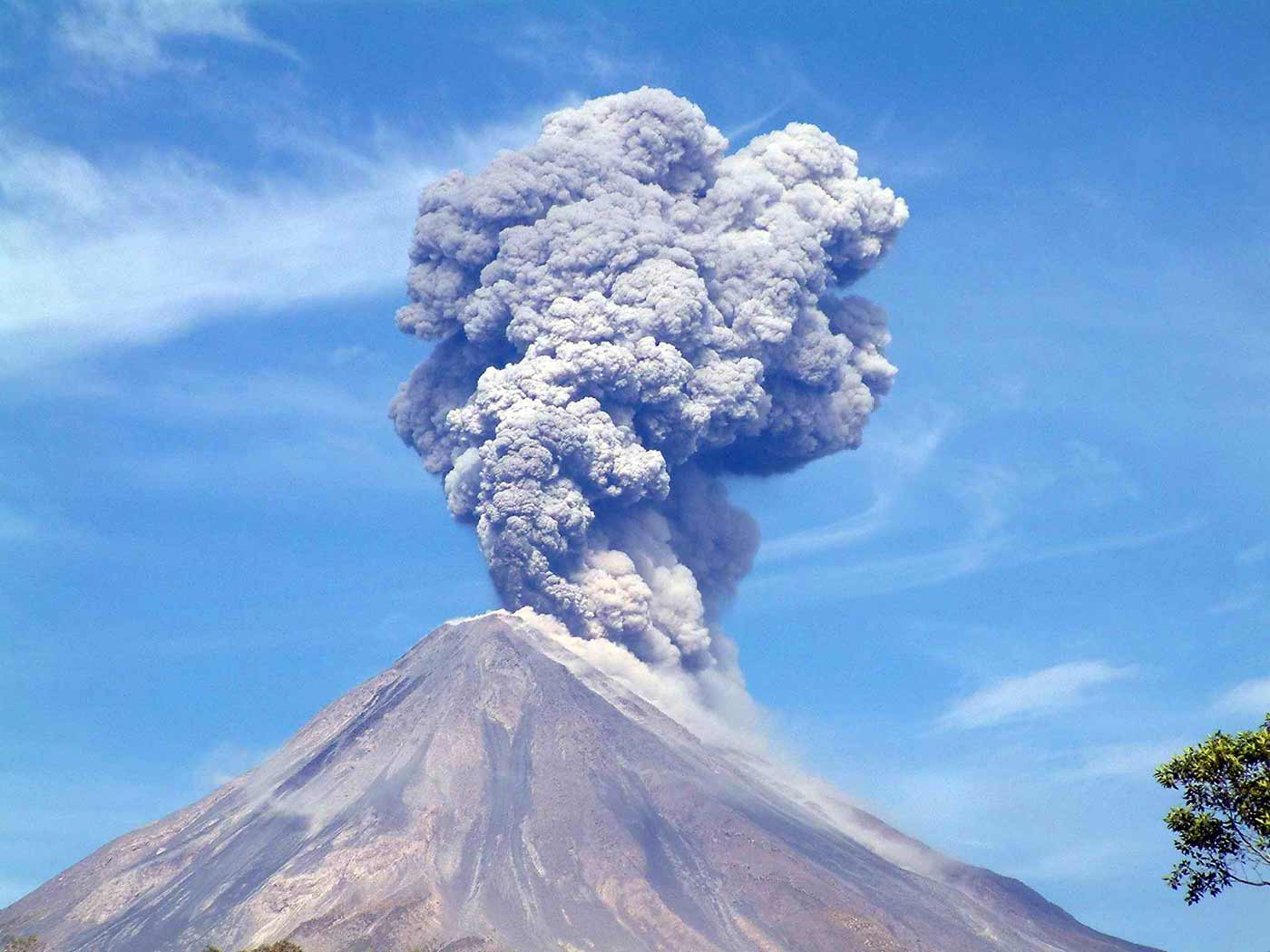 exhalacion de cenizas del volcan de fuego en colima tour