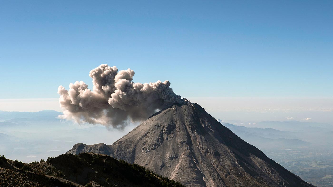 exhalacion de cenizas del volcan de fuego en colima tour