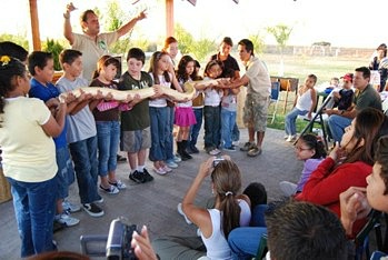 Imagen Niños sosteniendo una serpiente