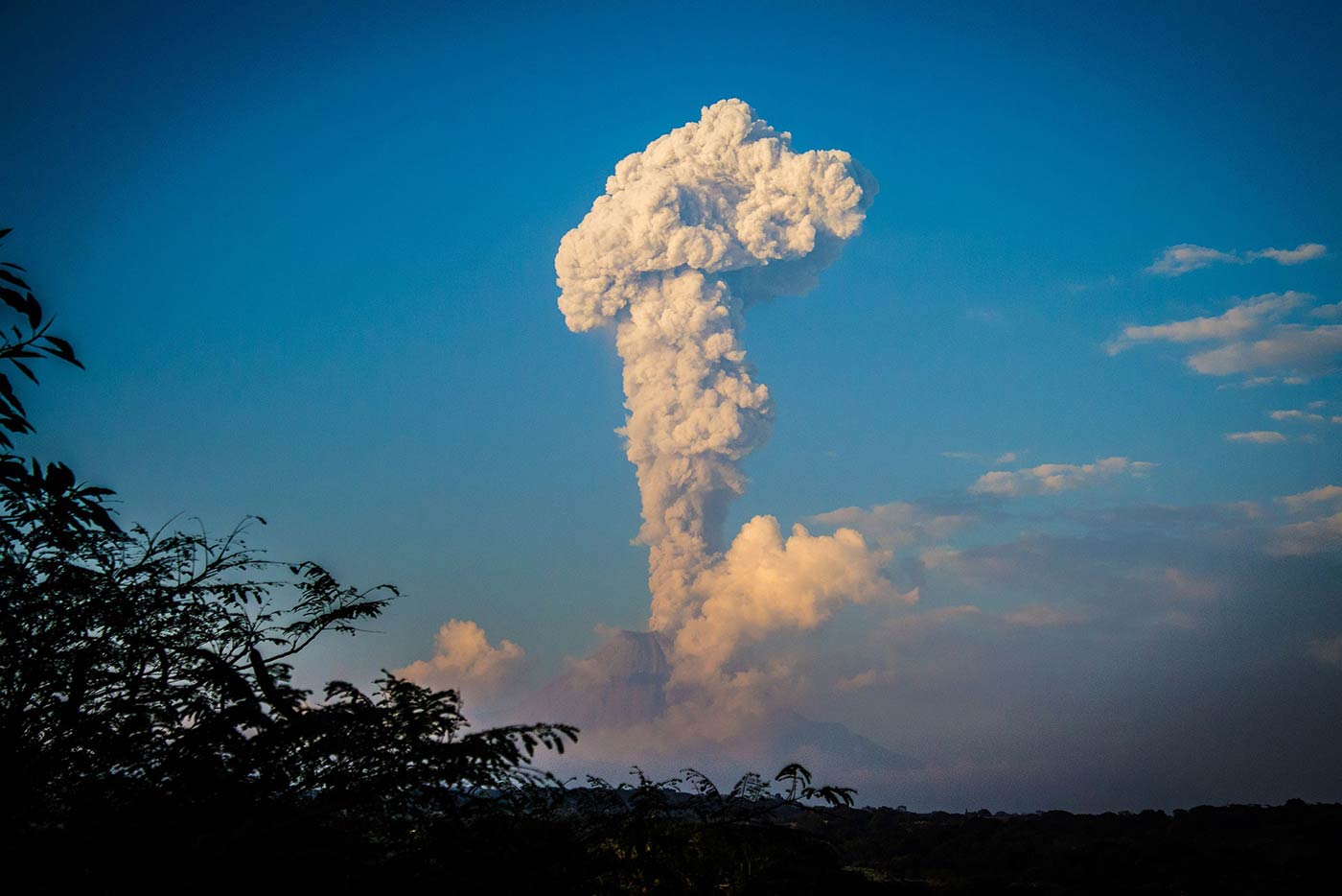 exhalacion de cenizas del volcan de fuego en colima tour