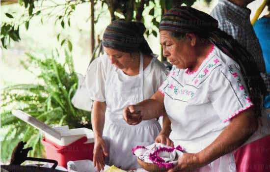 torteando la masa para las tortillas en el tour gastronomico de guadalajara